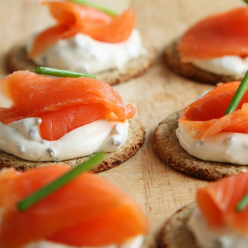 Rezept f&uuml;r Canap&eacute;s mit Lachs auf Orangenbutter 