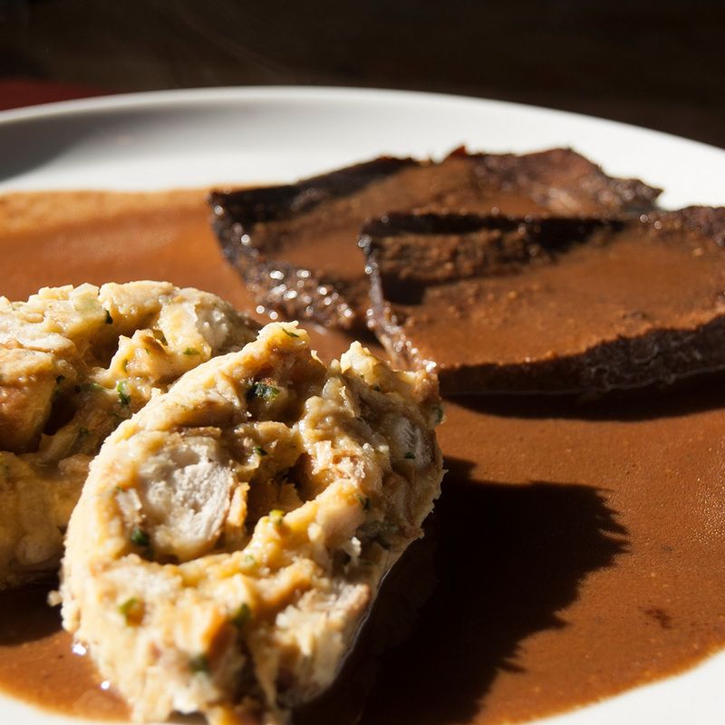 Rezept f&uuml;r Rinderbraten mit Brezen-Kn&ouml;del und Lebkuchensauce 