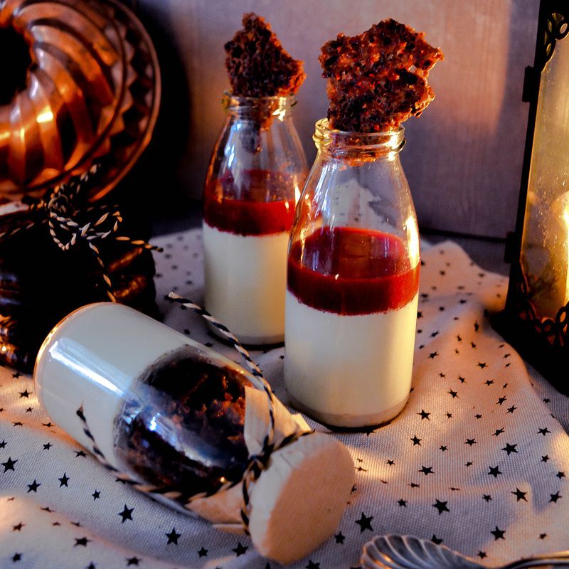 Lebkuchen Panna Cotta mit Preiselbeersauce und Lebkuchenkrokant 