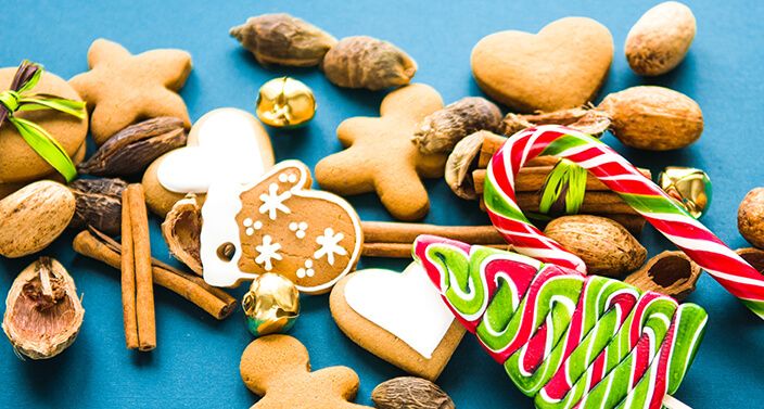 Weihnachtliche Plätzchen mit Zimtstangen