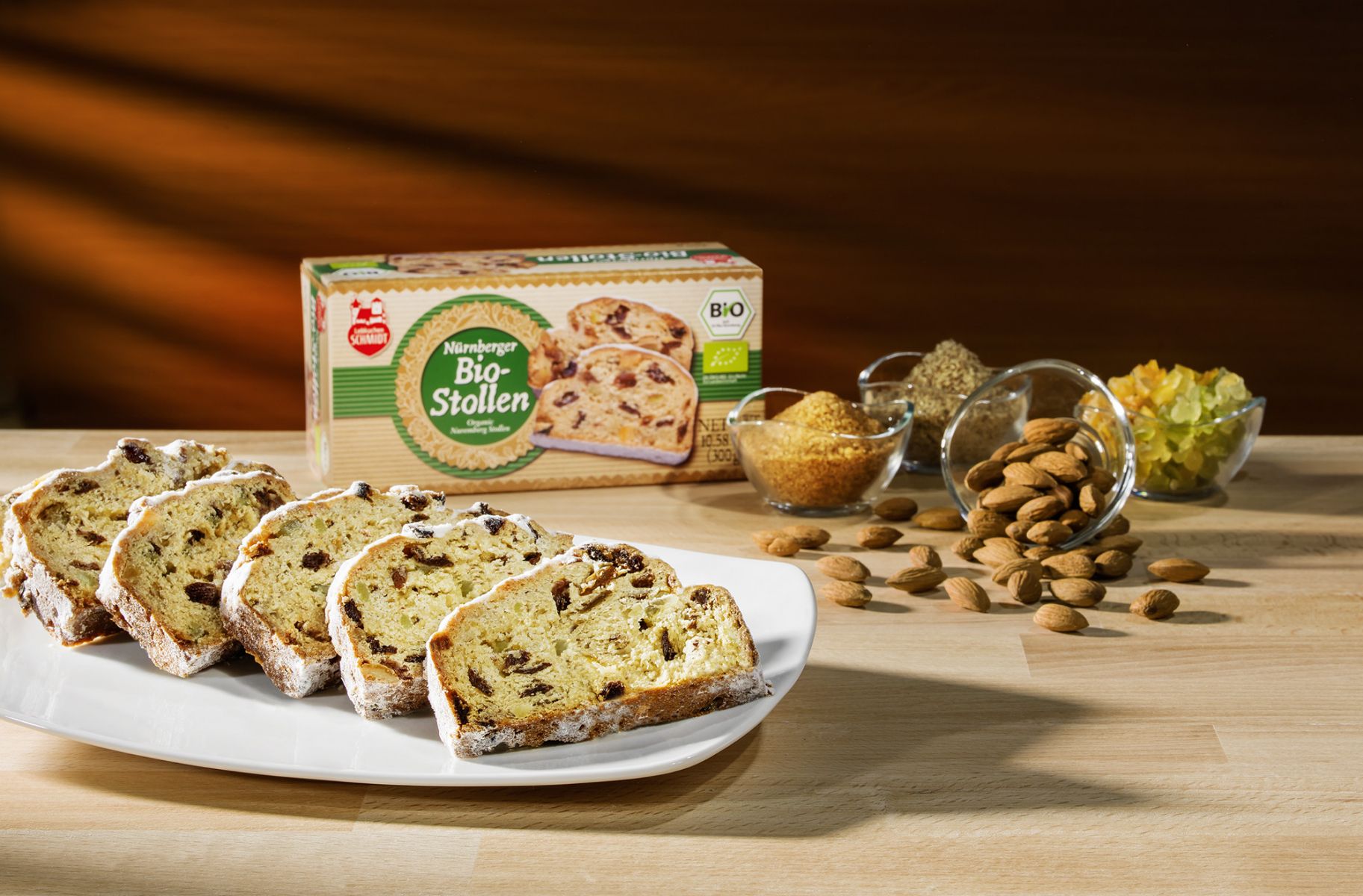 Lebkuchen-Schmidt Nürnberger Bio-Stollen serviert auf einen Teller