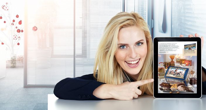 Frau zeigt mit Finger auf Tablet mit der Darstellung der Lebkuchen-Schmidt Webseite