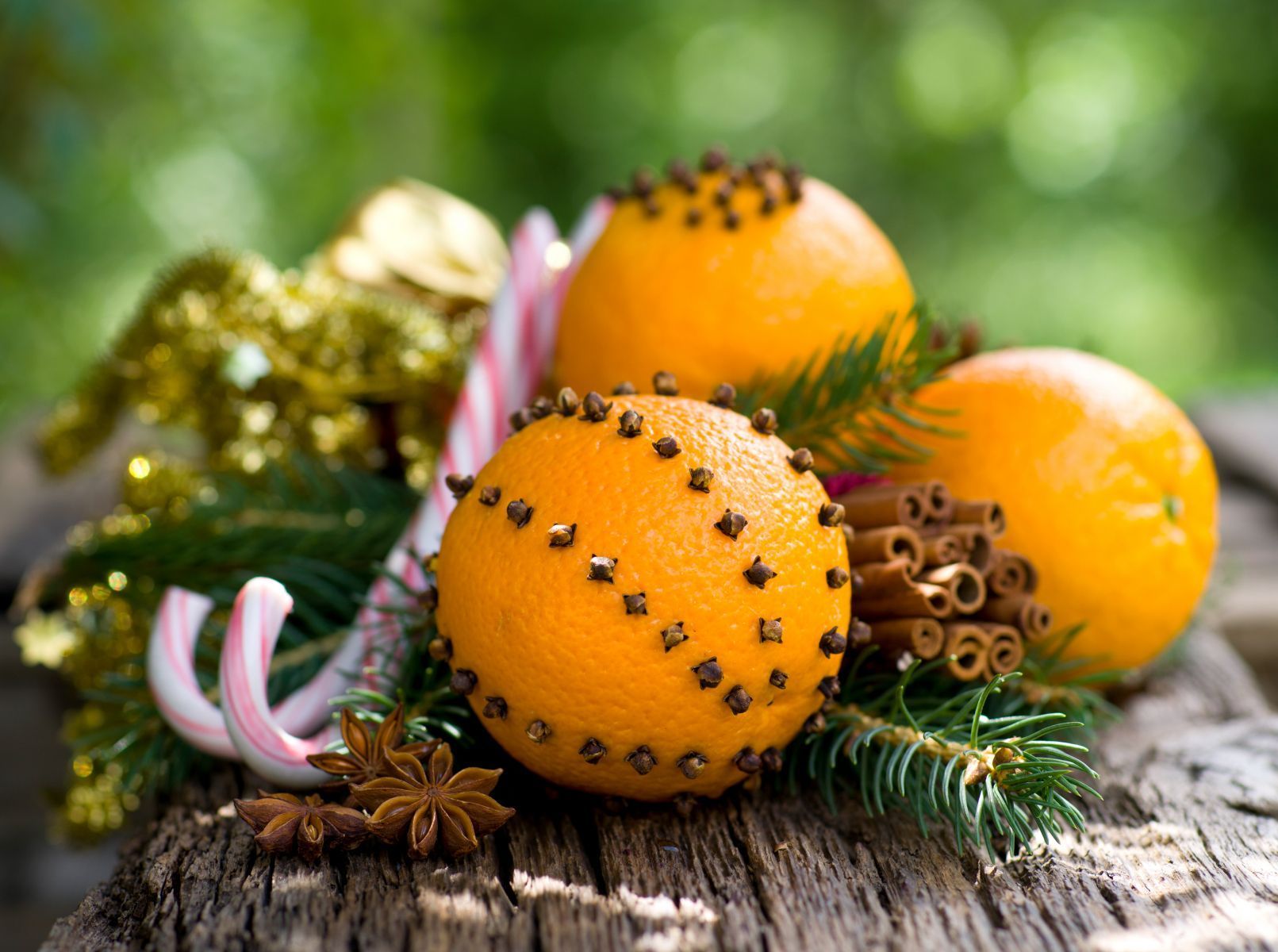 Gewürznelken schön dekoriert auf Orangen