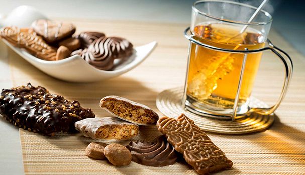 Angeschnittene Plätzchen mit Lebkuchen und Honigtee