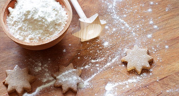 Eine Schüssel mit Mehl und Plätzchen